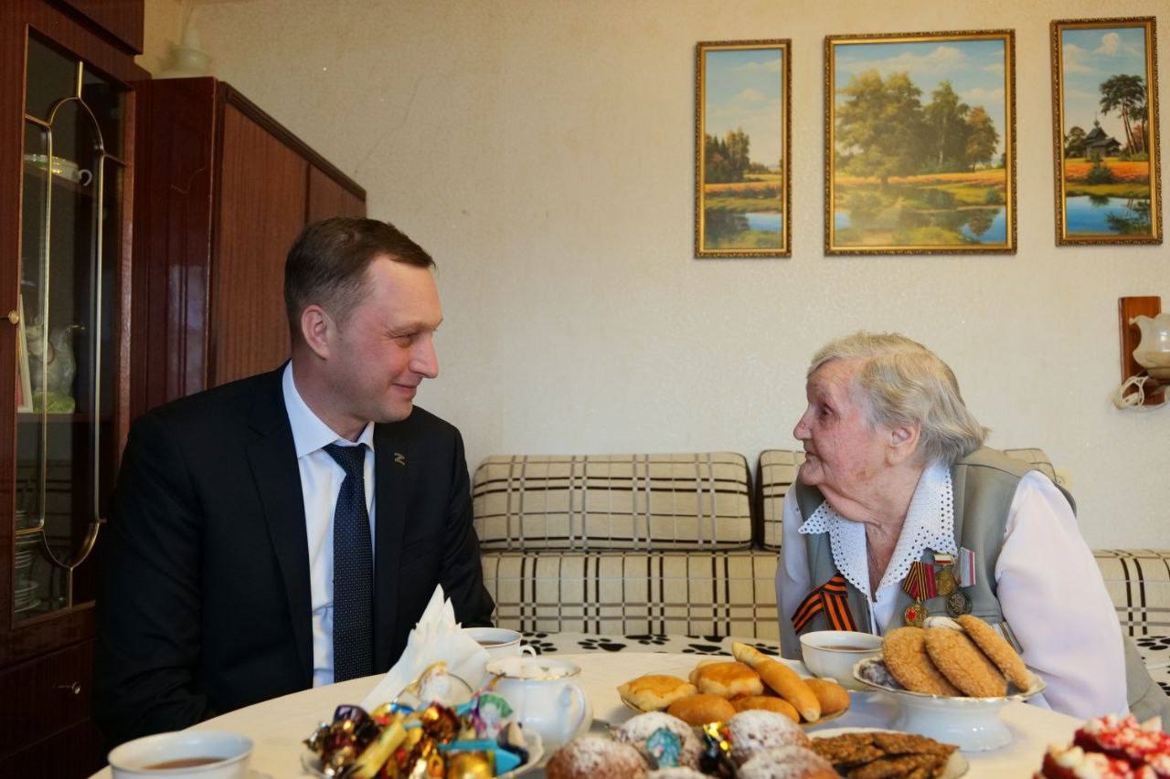 бусаргин и труженица тыла.jpg